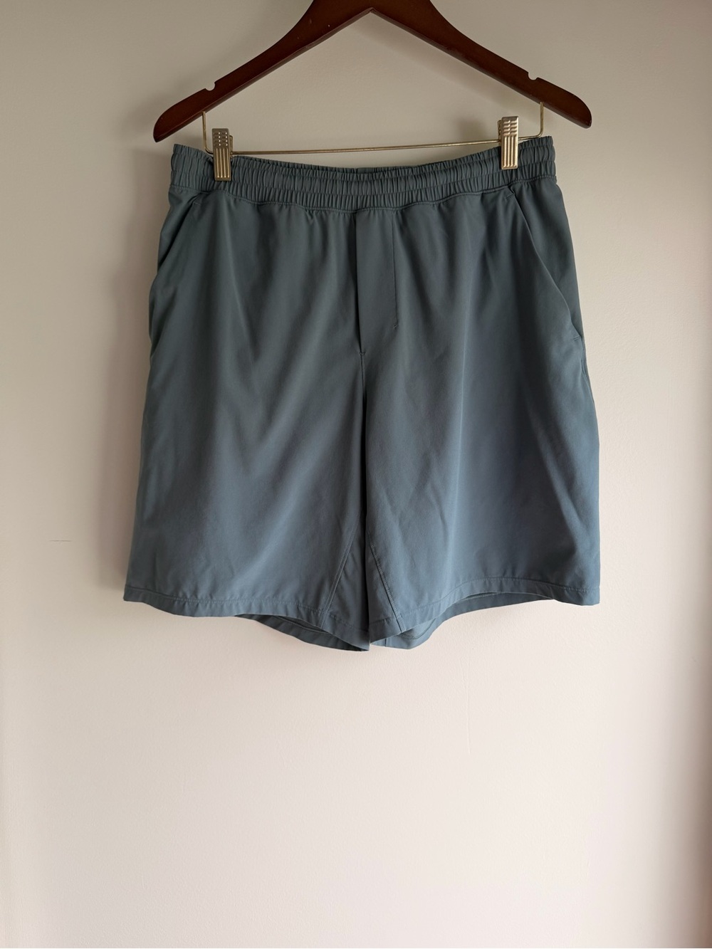 Lululemon men’s lightweight, sleek gray-blue athletic shorts!